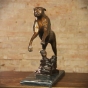 Bronzefigur Gepard auf Marmor Frontalansicht