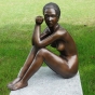 Bronzeskulptur Rosi sitzt auf Sockel 