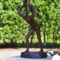 Sockel mit Bronzeskulptur menschlicher Turm