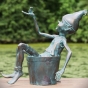 Gnom sitzt im Eimer aus Bronze als Skulptur 