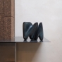 Bronzeskulptur "Jörd" von Örn Porsteinsson auf einem Tisch stehend