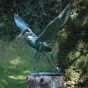 Bronzefigur Kranich im Flug auf Sockel 