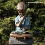 Max mit Buch als Gartenfigur