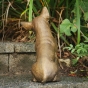 Bronzeskulptur Sitzender Chihuahua von Hinten auf einer Treppe