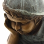  Bronzefigur "Der kleine Junge Tim mit Cappi ist ganz in sein Buch vertieft". Bronzefiguren und Gartenfiguren bei Kunsthandel Lohmann in Timmendorfer Strand.