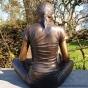 Bronzefigur "Zauberhafte Sabrina mit Buch". Bronzefiguren und Gartenfiguren bei Kunsthandel Lohmann in Timmendorfer Strand.
