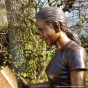 Bronzefigur "Zauberhafte Sabrina mit Buch". Bronzefiguren und Gartenfiguren bei Kunsthandel Lohmann in Timmendorfer Strand.