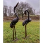 Frontansicht der Bronzefigur "Riesiges Kranichpaar"