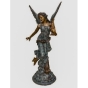 Frontansicht der Bronzeskulptur "Fliegender Engel"