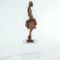 Bronzeskulptur moderne Frau auf Glassockel