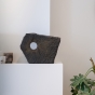 Bronzeskulptur "Resilience" von Marc Caelenberghe stehend auf einem Tisch