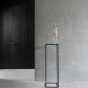 Bronzeskulptur "Celeste" von Raffaella Benetti auf einer Säule im Wohnzimmer