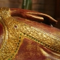 Gewand vom Buddha aus Holz mit Ornamenten und Spiegelchen