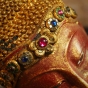 Buddhafigur mit Ornamenten und Spiegelchen am Kopf