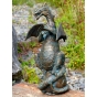 Drache aus Bronze auf Weltkugel am Teich