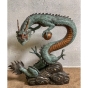 Chinesischer Drache mit Kugel in der Klaue