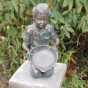 Simon mit Schale als Wasserspender