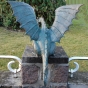 Bronze-Drache Saphira als Wasserspeier auf Granitstein von Rottenecker