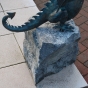 Bronze-Drache Saphira als Wasserspeier auf Granitstein von Rottenecker