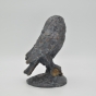 Edition Strassacker Bronzeskulptur "Eule auf Zweig" von der Seite mit grauer Patina 