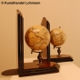 Globus-Buchstützen von Authentic Models -GL009F Globe Bookends bei Kunsthandel Lohmann