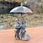 Bronzefigur Regenschirmpärchen