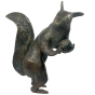 stehendes Eichhörnchen mit Eichel 