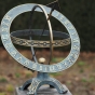 Bronzeskulptur Sonnenuhr mit grüner Patina 