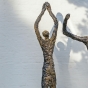 Cloud Catching Skulptur vor Mauer