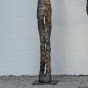 Cloud Catching Skulptur mit Sockel vor Mauer