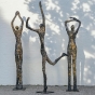 Bronzeskulpturen vor weißer Mauer 
