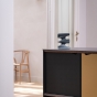 Bronzeskulptur "Hlín" von Örn Porsteinsson auf einer Kommode im Wohnzimmer