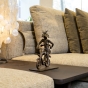 Gardeco Bronzefigur mit Fahrrad Carefree 