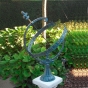 Gartenskulptur Große Sternzeichen-Sonnenuhr auf rundem Standfuß. Bronzefiguren und Gartenfiguren bei Kunsthandel Lohmann in Timmendorfer Strand.
