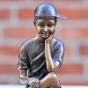 Bronzeskulptur Junge mit detail Foto vom Kopf 