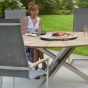 Oryx Edge Teakholz Tisch mit Drehplatte und Frau