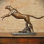 Seitenansicht Bronzegepard auf Marmorsockel