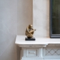 Bronzeskulptur "Mentor" von Sofia Speybrouck  stehend auf einem Kamin