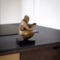 Bronzeskulptur "Mentor" von Sofia Speybrouck auf einem Sockel