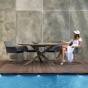 Frau an Zebra Oryx Edge Tisch