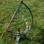 Große Bronze - Sonnenuhr auf verziertem Standfuß. Bronzefiguren und Gartenfiguren bei Kunsthandel Lohmann in Timmendorfer Strand.
