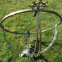 Große Bronze - Sonnenuhr auf verziertem Standfuß. Bronzefiguren und Gartenfiguren bei Kunsthandel Lohmann in Timmendorfer Strand.
