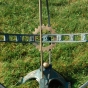 Große Bronze - Sonnenuhr auf verziertem Standfuß. Bronzefiguren und Gartenfiguren bei Kunsthandel Lohmann in Timmendorfer Strand.
