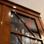 Berliner-Biedermeier-Vitrinenschrank-Biedermeier-Vitrinenschrank Kirschbaum furniert um 1830
