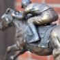 Jockey auf Bronzepferd