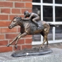 Bronzeskulptur auf Marmorsockel