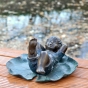 Wasserspeier Junge auf Blatt