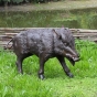 Keilerskulptur Wildschweinskulptur Jägerskulptur. Bronzefiguren und Gartenfiguren bei Kunsthandel Lohmann in Timmendorfer Strand.