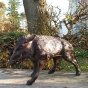 Keilerskulptur Wildschweinskulptur Jägerskulptur. Bronzefiguren und Gartenfiguren bei Kunsthandel Lohmann in Timmendorfer Strand.