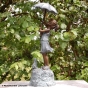 Luise mit Regenschirm als Wasserspeier. Bronzefiguren und Gartenfiguren bei Kunsthandel Lohmann in Timmendorfer Strand.
